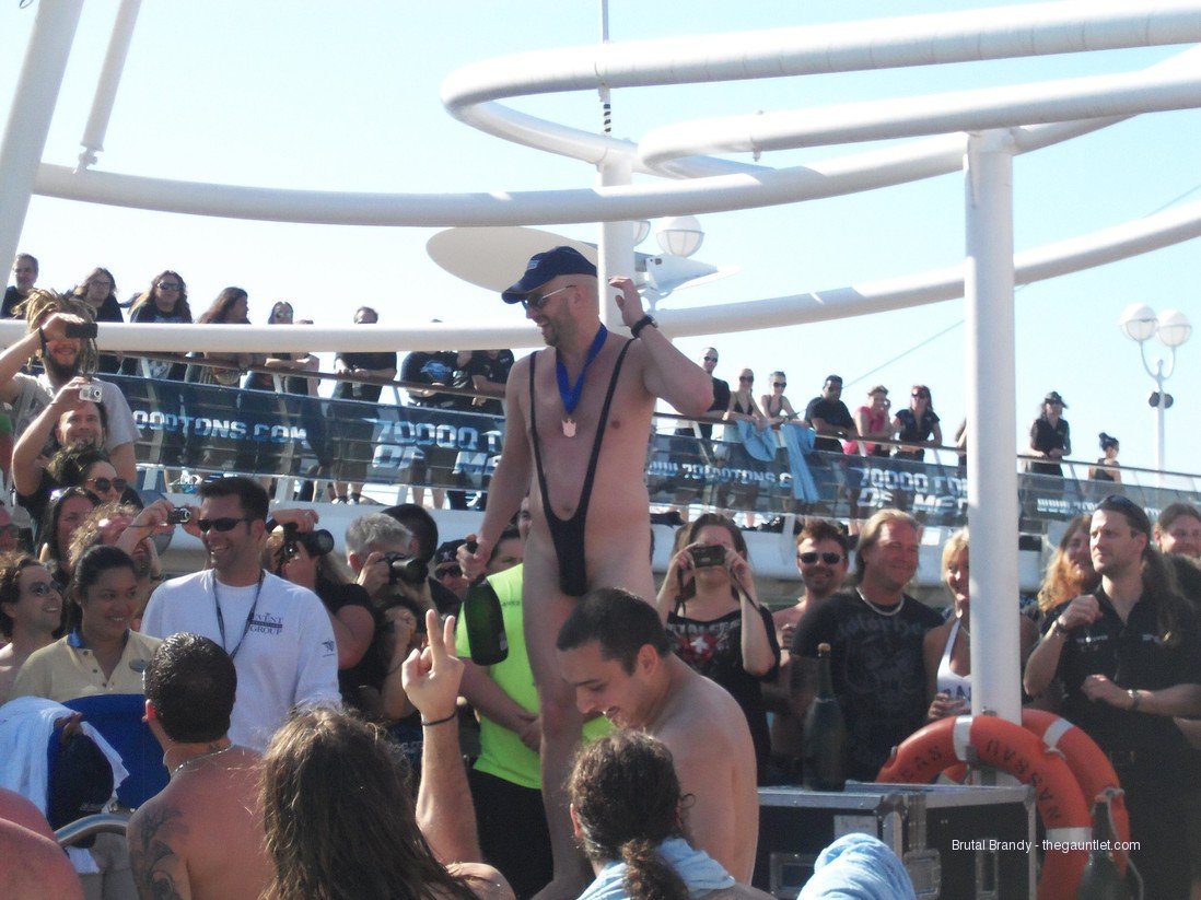 70,000 tons belly flop contest